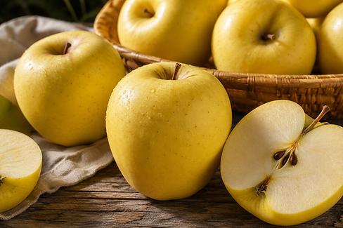 Manzanas amarillas frescas enteras y cortadas en una cesta