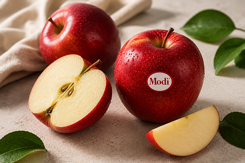 Manzanas Modi enteras y cortadas con hojas verdes.