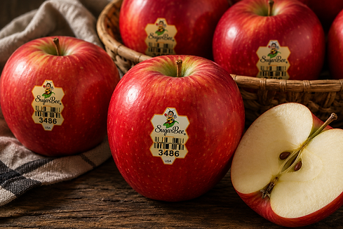 Manzanas SugarBee rojas frescas enteras y una mitad cortada