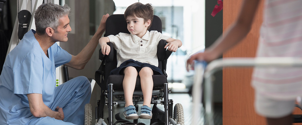 Médecin réconfortant un enfant