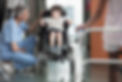 Médico consolando a un niño