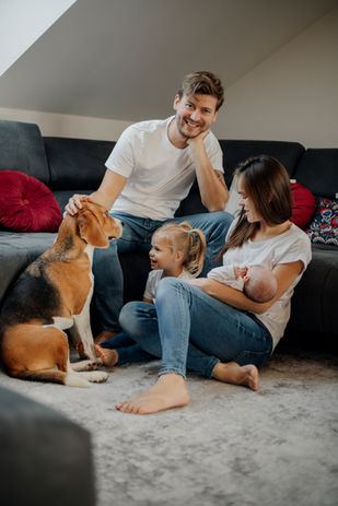 Ein Fotoshooting mit einem Hund, da er ein Teil der Familie ist. 