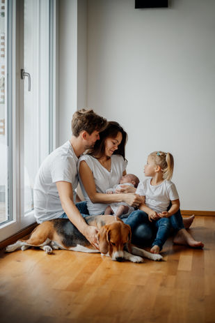 Daheim ist es am schönsten - ein Babyshooting gemütlich zu Hause. 