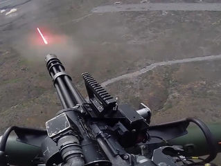 Venom UH-1Y - Infantes de marina estadounidenses que disparan la potente ametralladora GAU-21 y M134