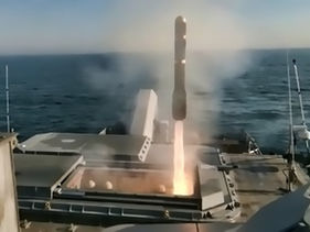 (vídeo) varios misiles destruyen un barco militar de EEUU
