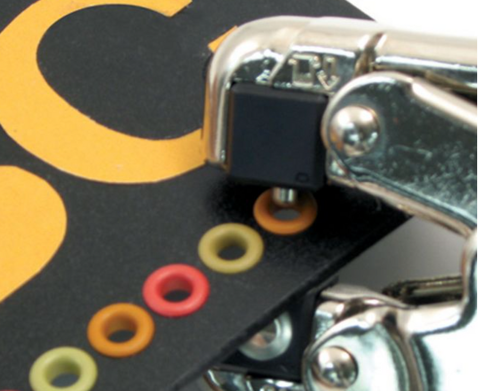 Miniaturbild: We R Memory Keepers • Crop-A-Dile punch and pink case (Ösen und Lochzange)
