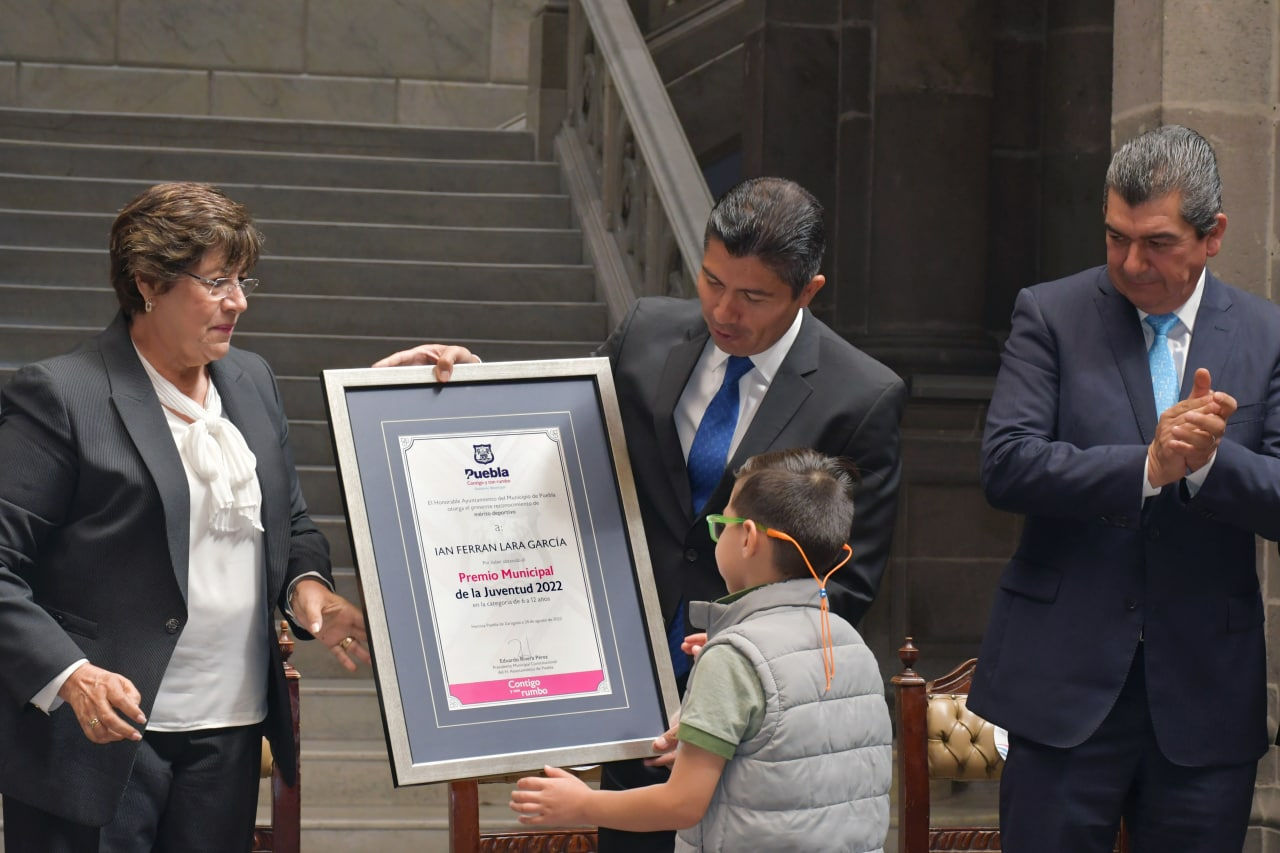 Eduardo Rivera Pérez reconoce a la juventud poblana