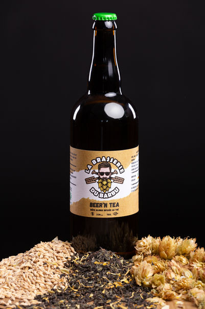 Bière blonde infusée au thé vert/noir, fleurs de jasmin et pétales de soucis