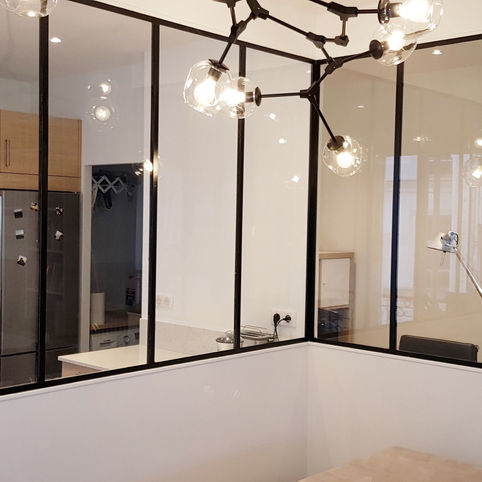 Rénovation d' un appartement à Paris : salon, parquet, verrière et cuisine
