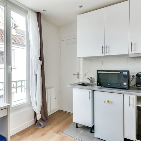 Renovation of a studio in the 10th arrondissement of Paris: kitchen