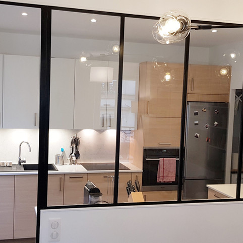Rénovation d' un appartement à Paris : salon, parquet, verrière et cuisine