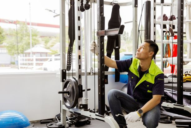 Os equipamentos de musculação representam um dos maiores investimentos de uma academia, studio ou condomínio fitness. Garantir a vida útil prolongada desses aparelhos não depende apenas da robustez do projeto, mas também de uso correto, higienização adequada e manutenção preventiva constante.