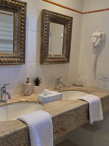 Salle de bain en chambre au Pré Bossu, hôtel à Moudeyres (Haute-Loire) – confort séjour Mézenc