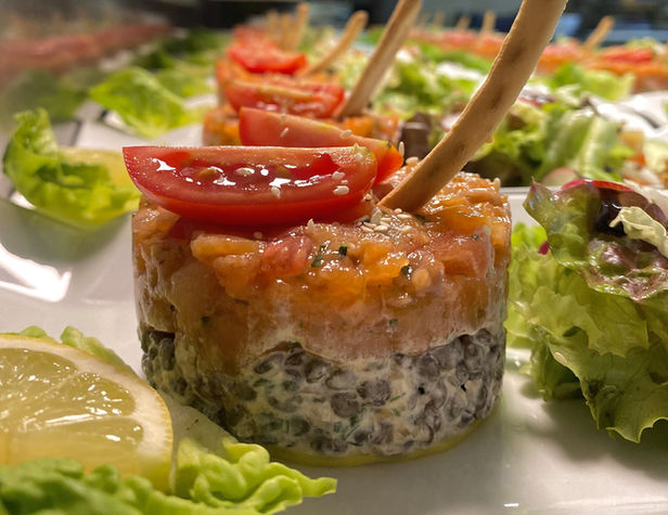 Galerie restaurant : entrée maison du Pré Bossu à Moudeyres (Haute-Loire), cuisine de saison proche Mézenc