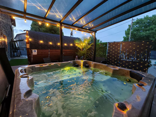 Extérieur du gîte avec jacuzzi à St jean Lachalm