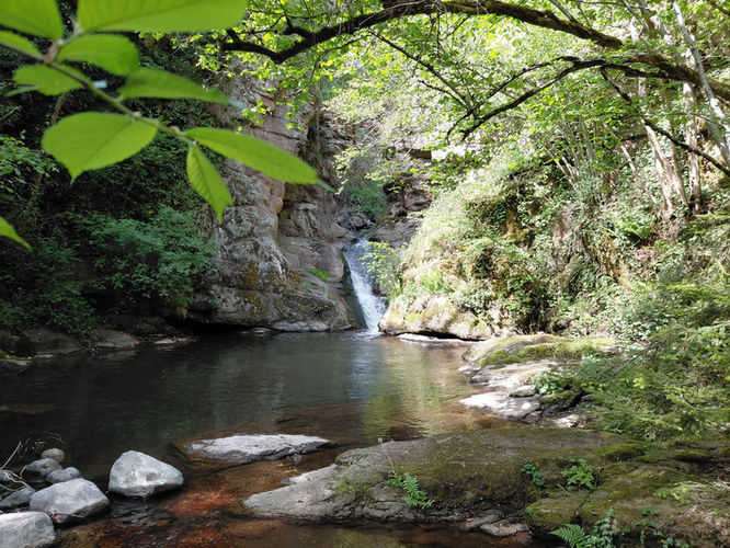 Cascade naturelle dans les gorges du Haut-Allier, activité nature près du Puy-en-Velay