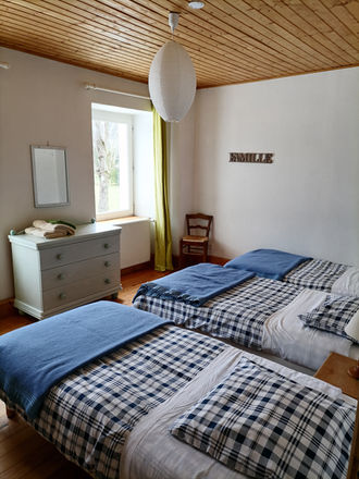 chambre enfants du gite 7 personnes avec 3 lits en haute Loire