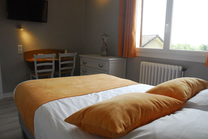 Chambre orange à l'hôtel le relais du Bois Vialotte au Chambon sur Lignon