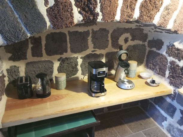coin petit déjeuner avec cafetière, bouilloire, grille-pain au gite de groupe de 6 à 12 personnes près du Puy en Velay