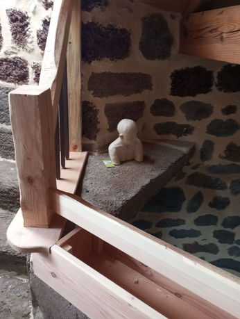Buste sculpté dans le gîte de groupe de 6à 12 personnes ,près du Puy en Velay
