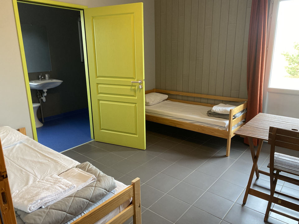 chambre avec salle de bain privative 2 personnes accès aux personnes à mobilité réduite dans gîte de groupe à Beaulieu prés de Lavoute sur Loire en Haute-Loire