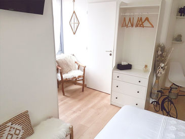 Fauteuil repos et armoire Le Logis du Mézenc au centre du Puy en Velay