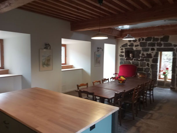 Salle à manger au gîte de groupe à Vergezac