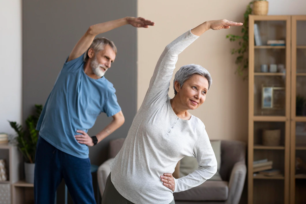 couple-personnes-agees-s-entrainant-ensemble_23-2148730146.webp