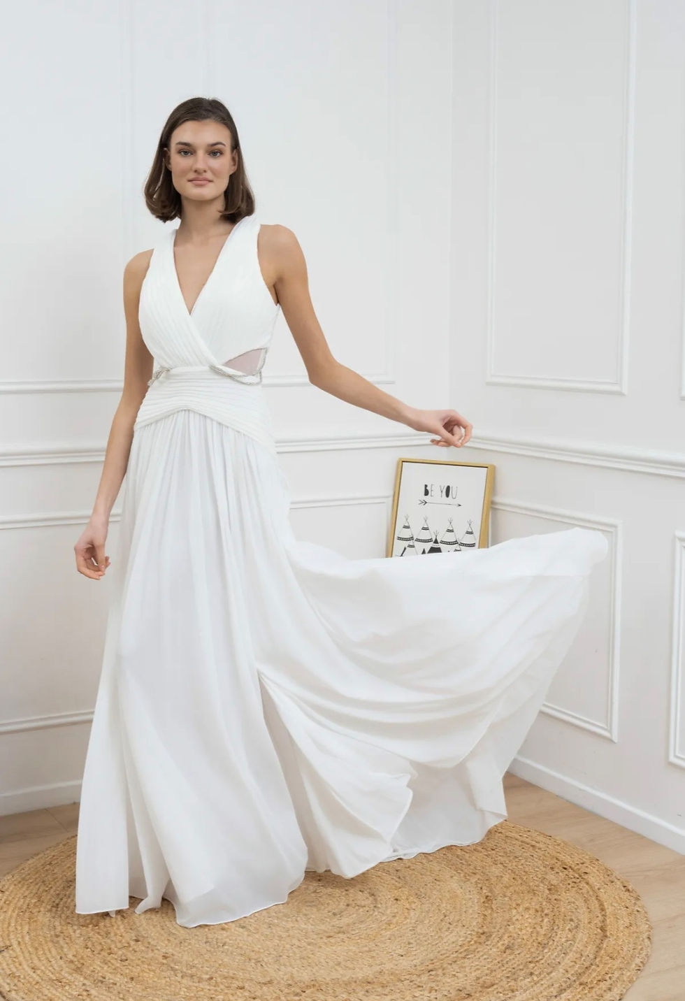 Miniature : Longue robe de soirée blanche ornée de strass