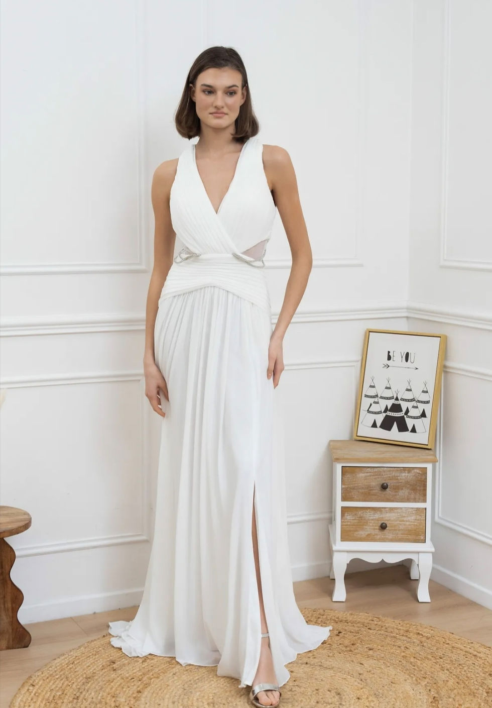 Thumbnail: Longue robe de soirée blanche ornée de strass