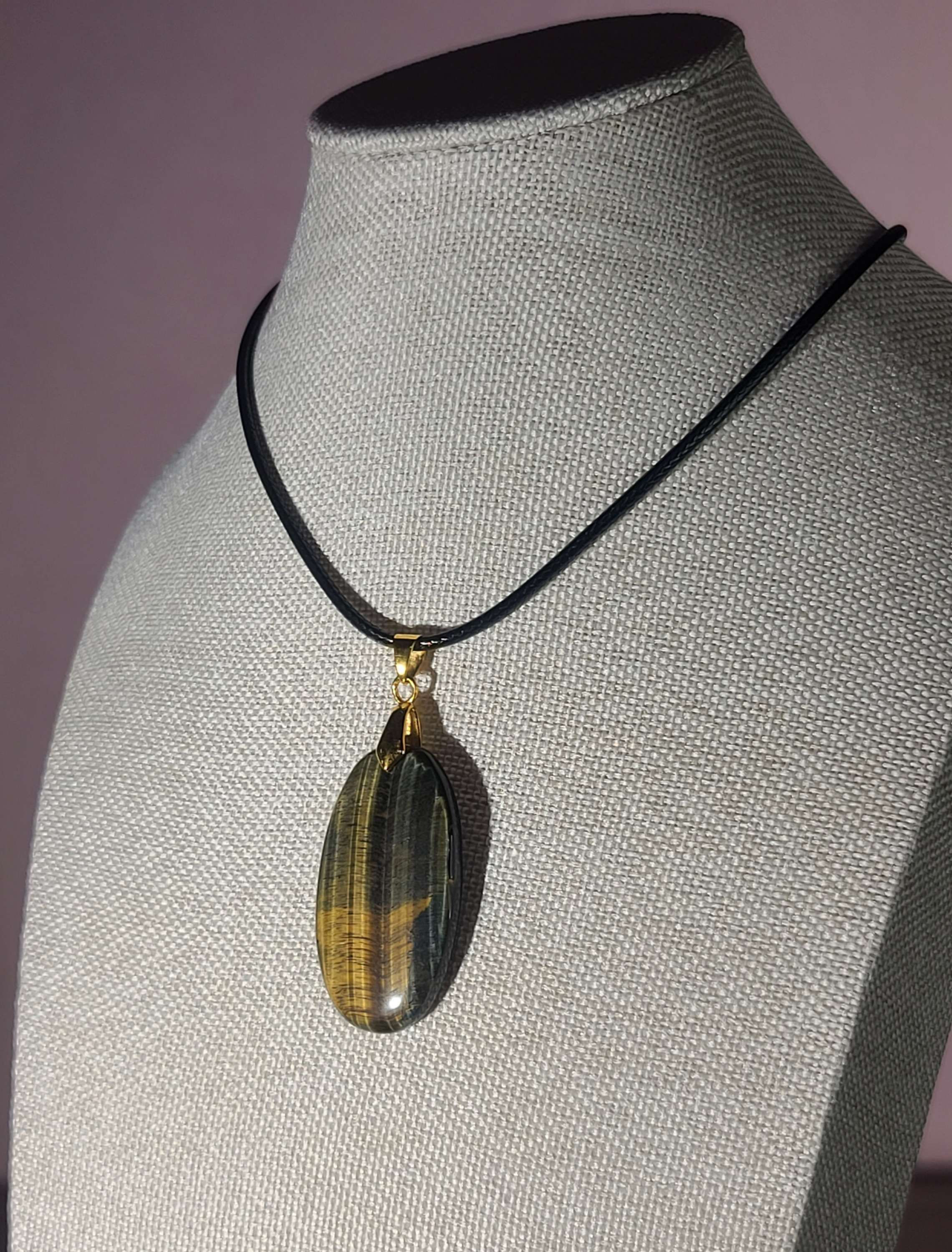 Pendentif en œil de faucon