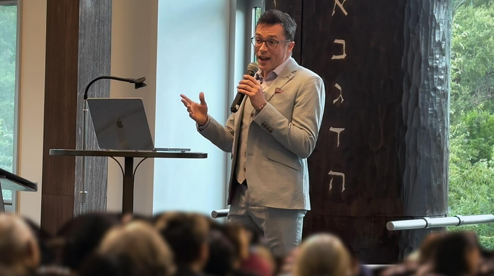 Yuval David cunduct a public speaking