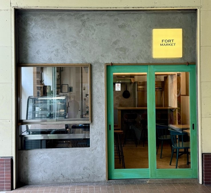 FORT MARKETの店舗外観。緑の扉と窓。