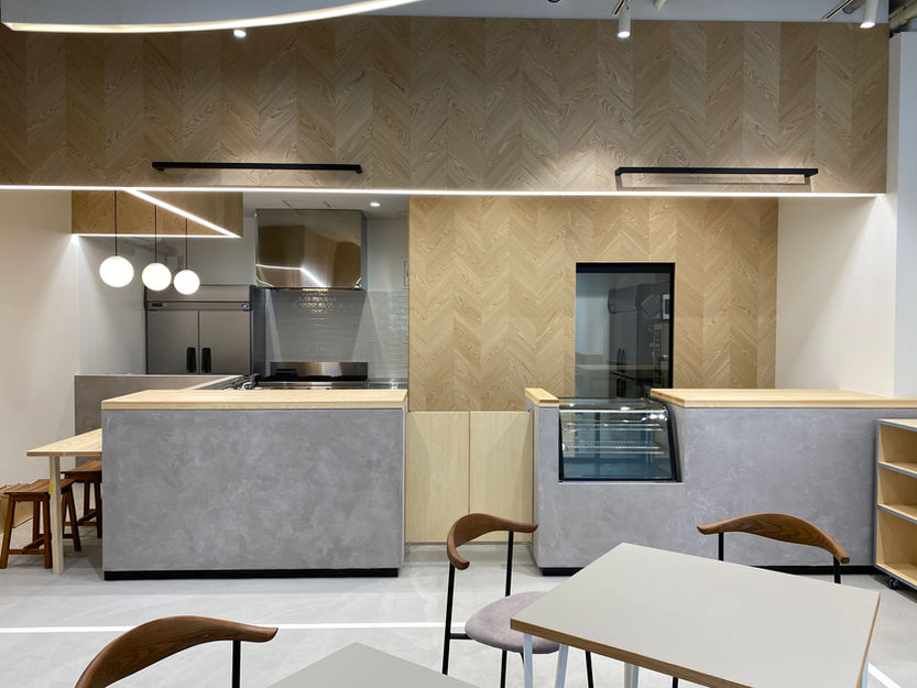 モダンなカフェの店内、カウンターとテーブル席