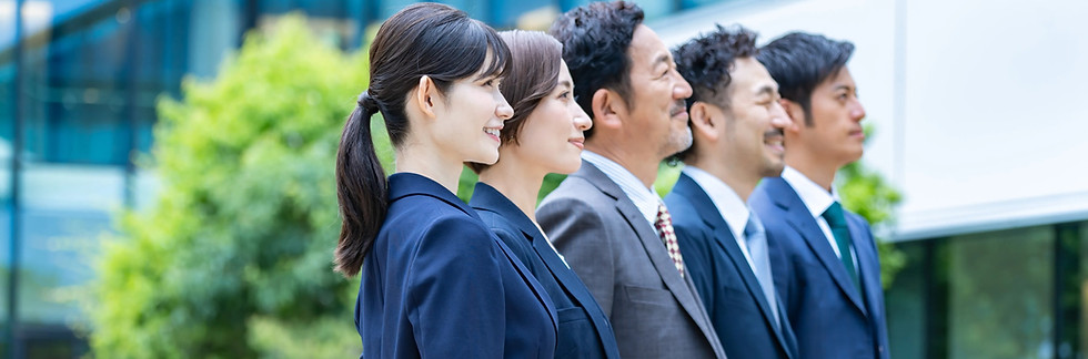 前を向くビジネスマン