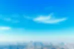 空とビル群