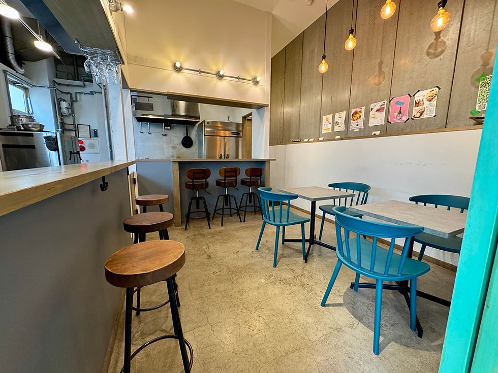 モダンなカフェの店内、カウンターとテーブル席