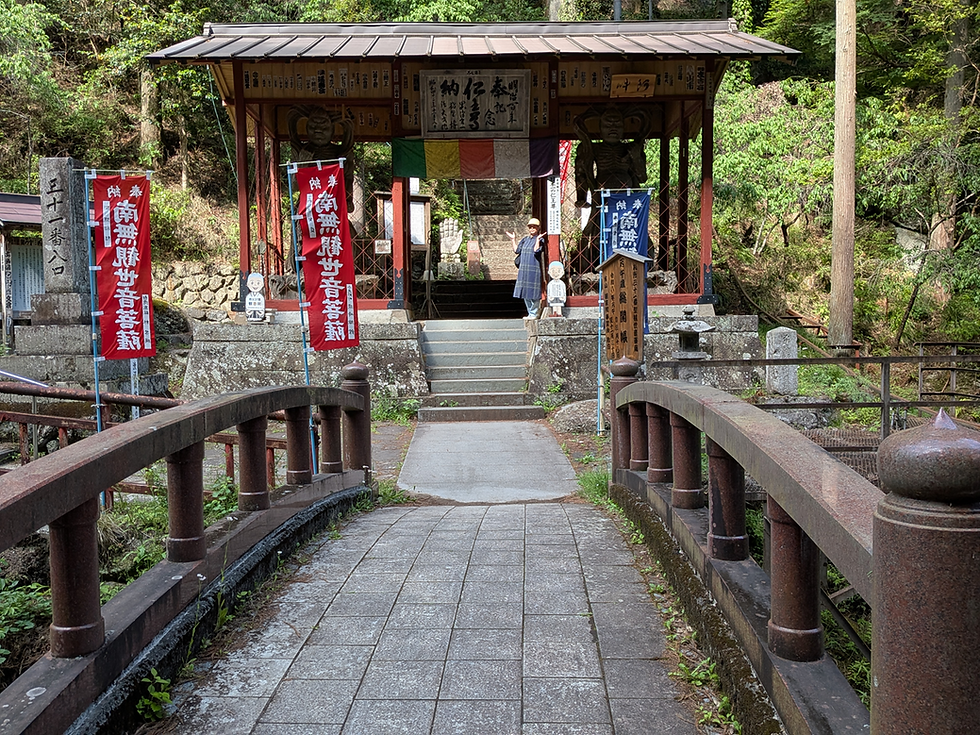 山門 ここまで最寄りのバス停「栗尾」から徒歩1時間かかります。その後、さらに300段の石段が待っています