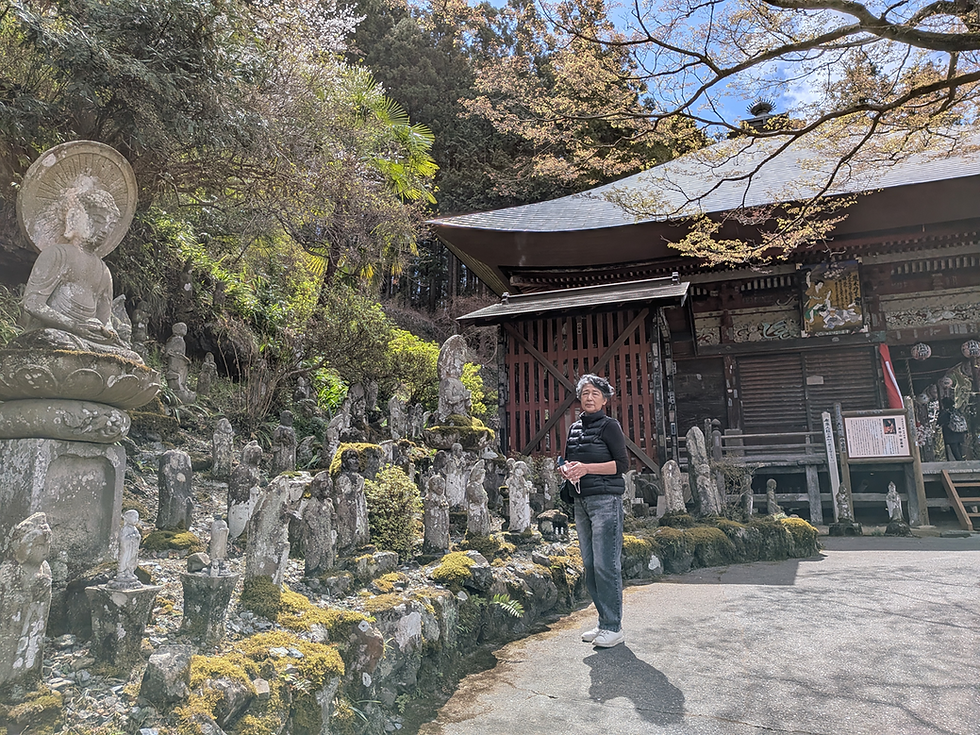 本堂前の石仏群