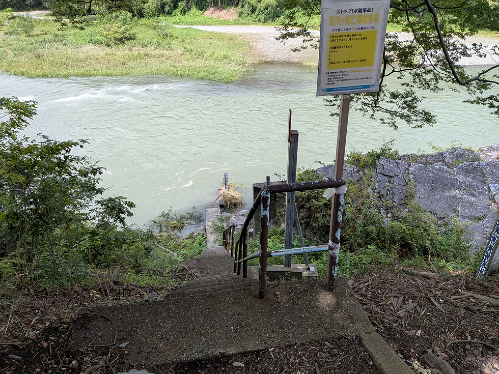 河原に下りる急な階段に出ます。この日は大雨の後で荒川が増水していました。写真の右に紅簾石片岩とポットホールが見られます。