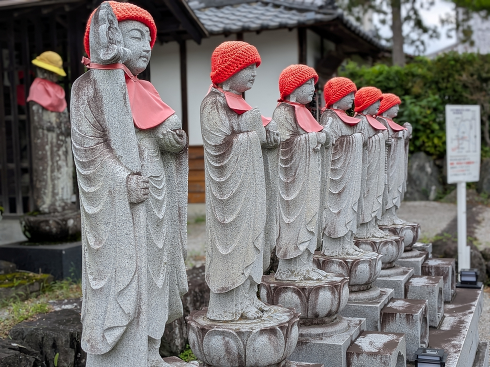 宗福寺③　本堂への道脇にはおなじみの六地蔵そして・・・
