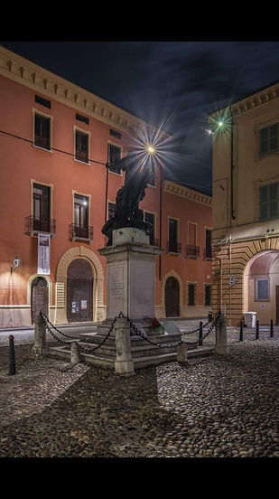 Foto di Piazza Mazzini, dettaglio del "FRANTON" Monumento a Ferrante I Gonzaga