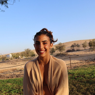 שובל אור מחייכת לאחר תרגול יוגה