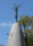 Monumento em homenagem a Sadako, uma das inocentes vítimas da guerra. Vista de longe, a imagem forma uma cruz.