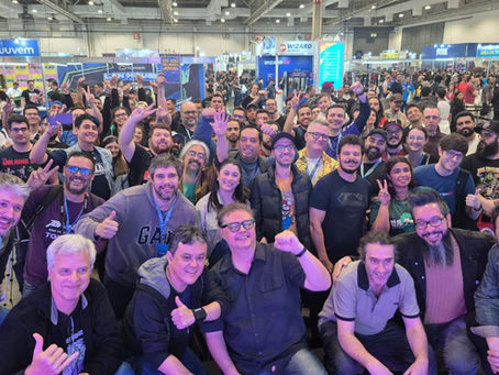 Foto reunindo o pessoal da revista Herói, do livro Nintendistas e público da Retrocon 2025.