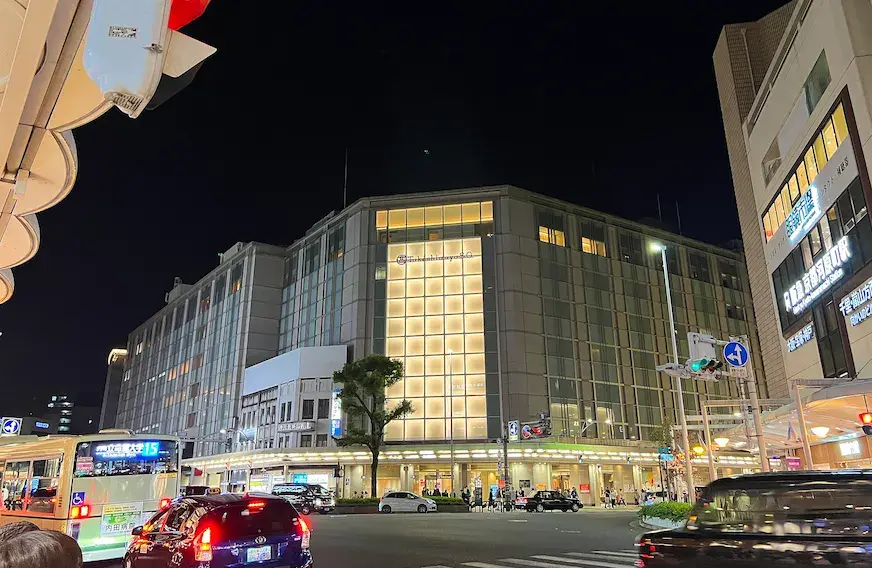 阪急京都河原町站: 直通大阪梅田,緊鄰商店街與百貨核心,是串聯京都南北的重要門戶。