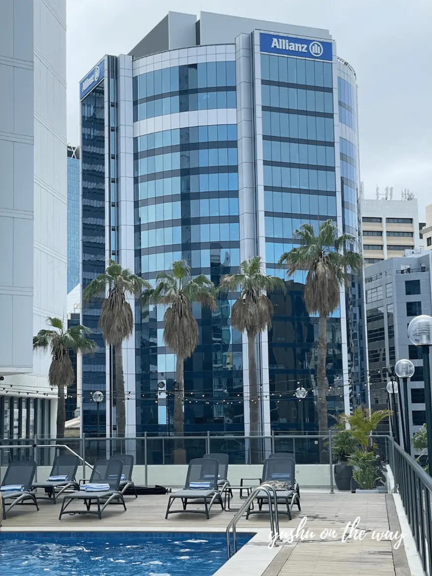 Amora Hotel Brisbane的戶外泳池景觀
