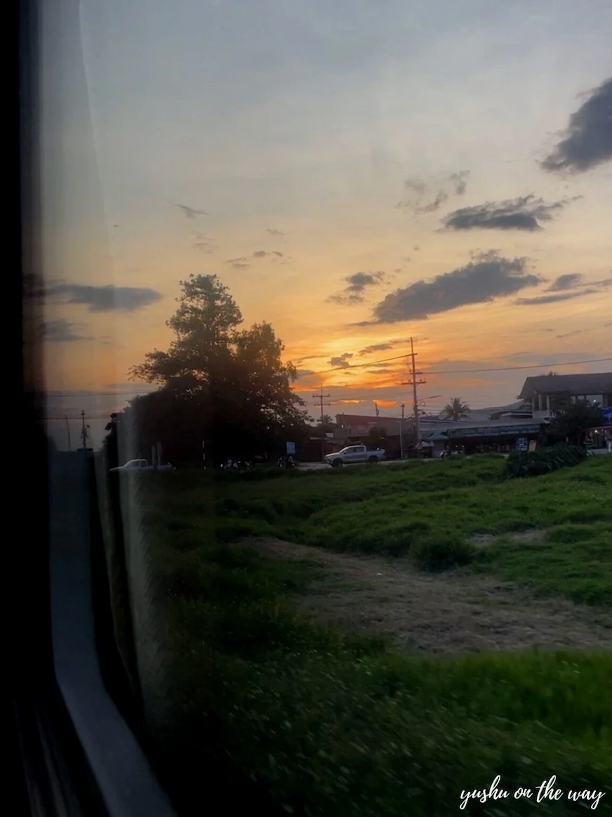 列車窗外日出時逐漸變亮的天空