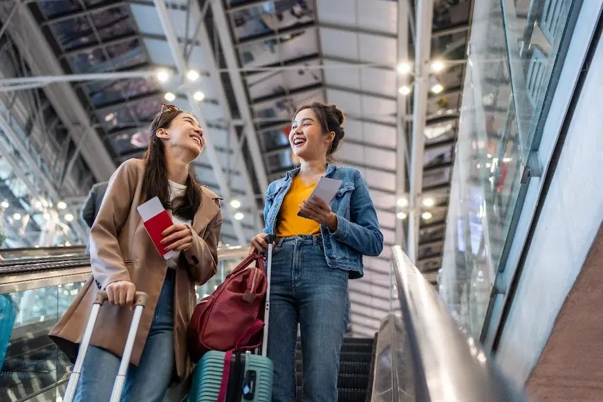 兩個女生搭手扶梯