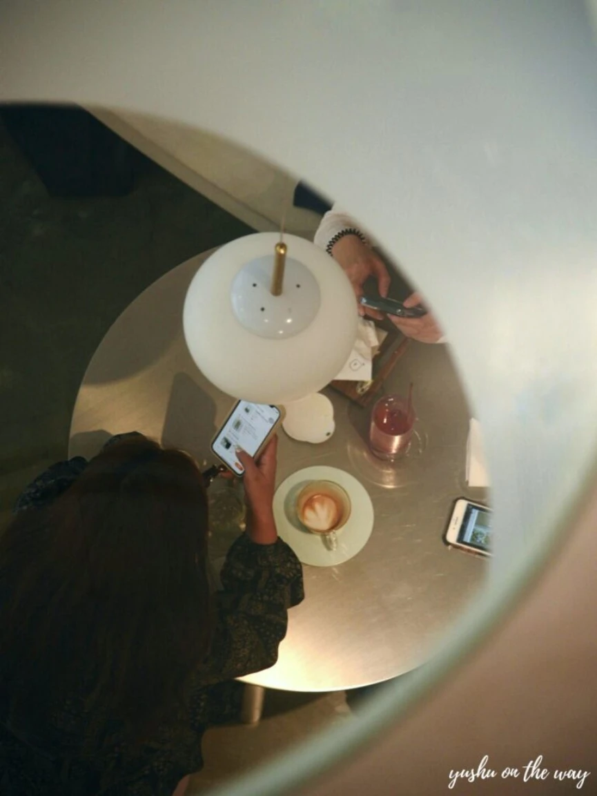 梨吧制所內二樓一隅的玻璃